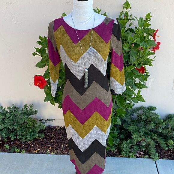 Lite weight form fitting dress size small - Picture 1 of 7